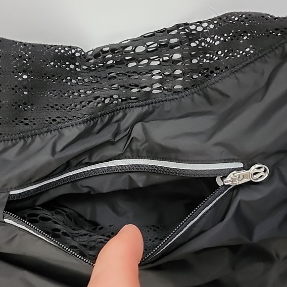 Lululemon Run Wild Zip Up Jacket Black Lightweight Mesh Panels Back Size 6 - Picture 8 of 16